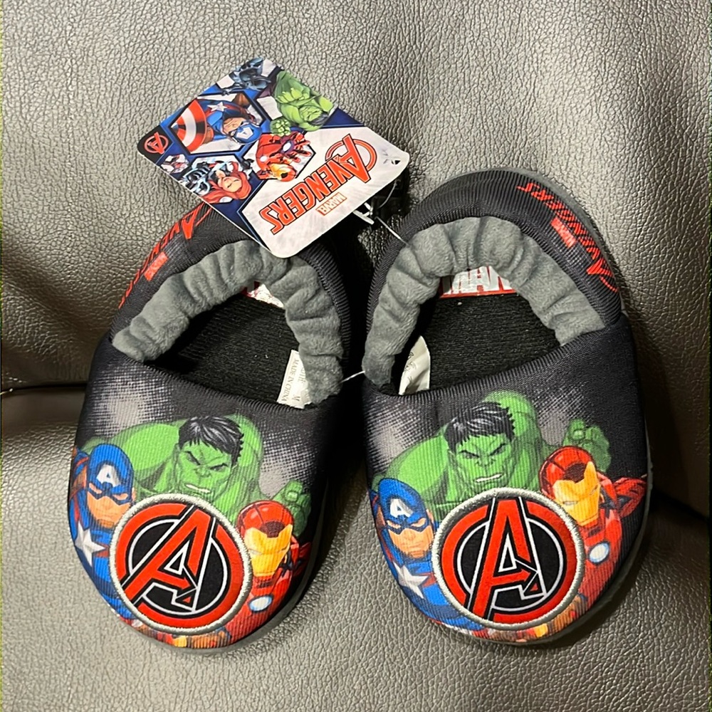 NWT MARVEL Kids Avengers Slippers size S/5-6. Capt. American, Iron Man, Hulk